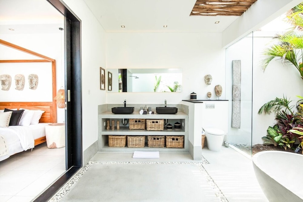Contemporary 4BR Villa, 400m to Canggu Shore