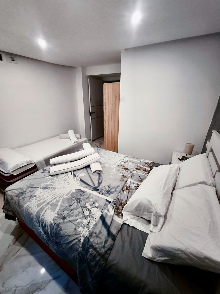 Airbhouse Prívate Rooms & Triana