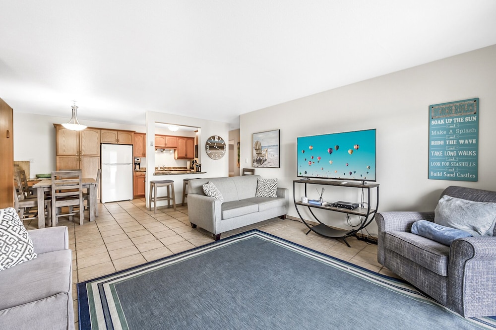 Spacious Lakefront Condo w Amazing View - Image 5