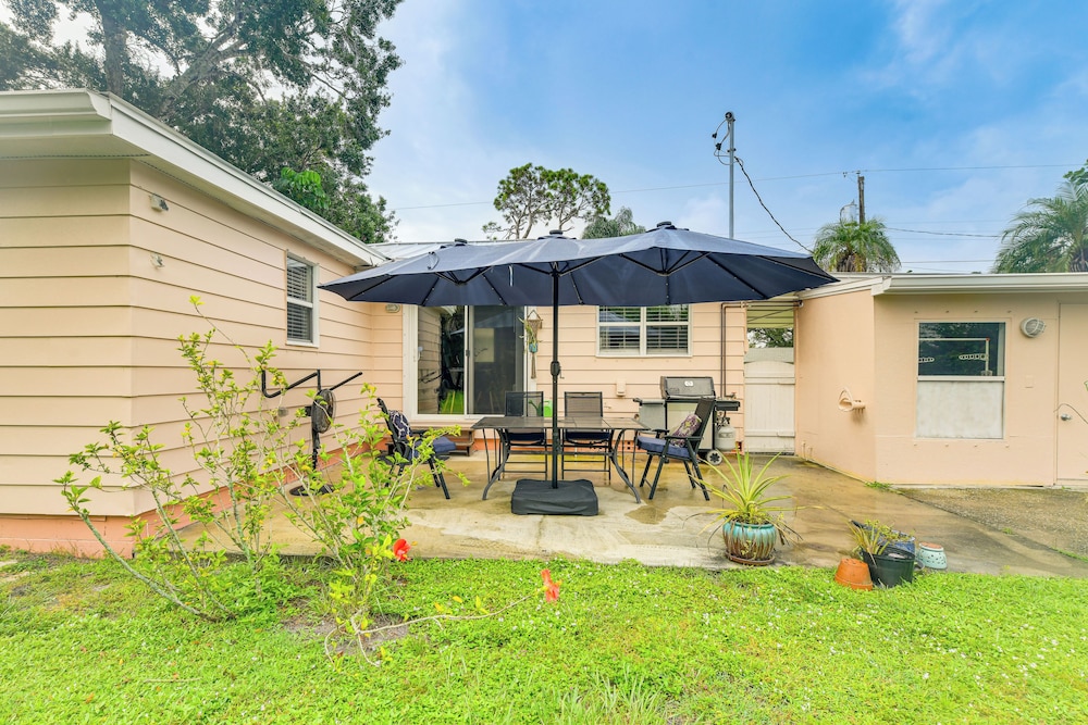 < 3 Mi to Dtwn: Pet-friendly Sarasota Stay w/ Yard