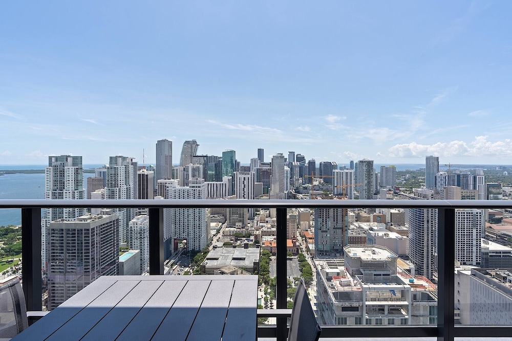 Penthouse 1BR Breathtaking City & Water Views