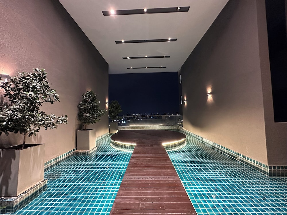 Skyline Luxe 4BR Retreat with En-suites