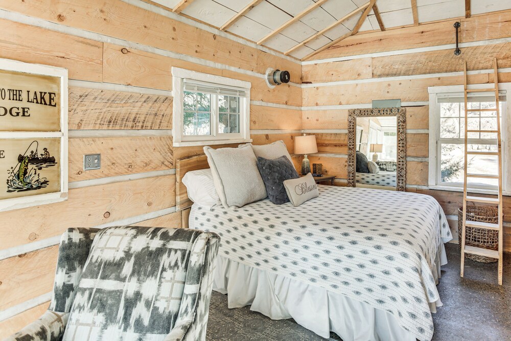 4 Mi to Main Street: Riverfront Minnesota Cabin