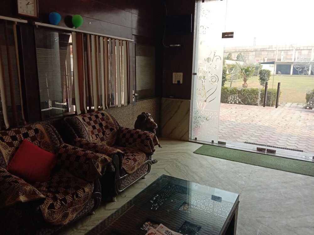 Lobby & Reception
