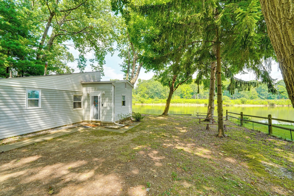 Cozy House on Meadowbrook Lake: Serene, Scenic!