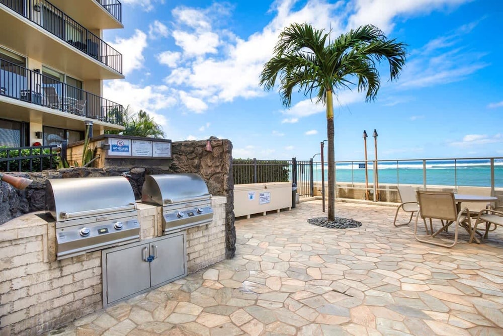 Spacious Oceanfront Hideaway Ground-level Paradise