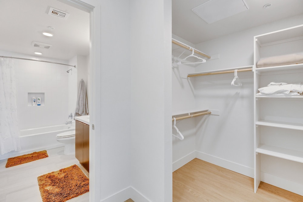 Stylish 2BR Near Dodgers Stadium by Oneluxstay