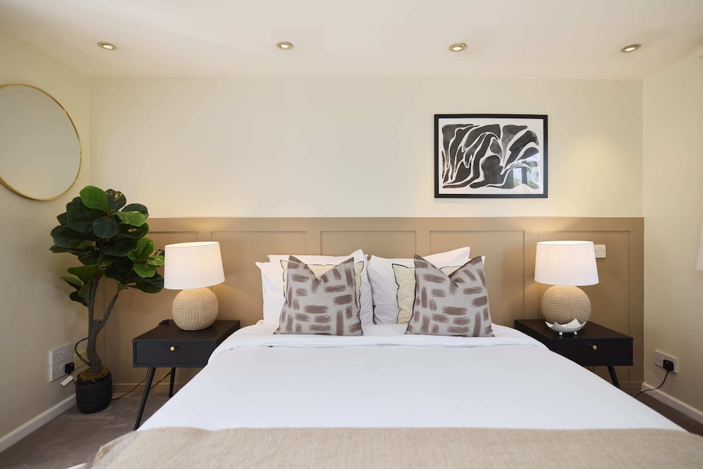 Chiswick Townhouse with Garden & Parking