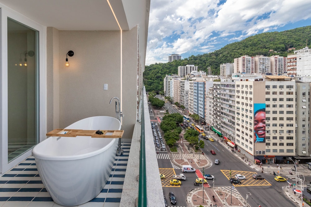 Sea View and Balcony With Bathtub Q18