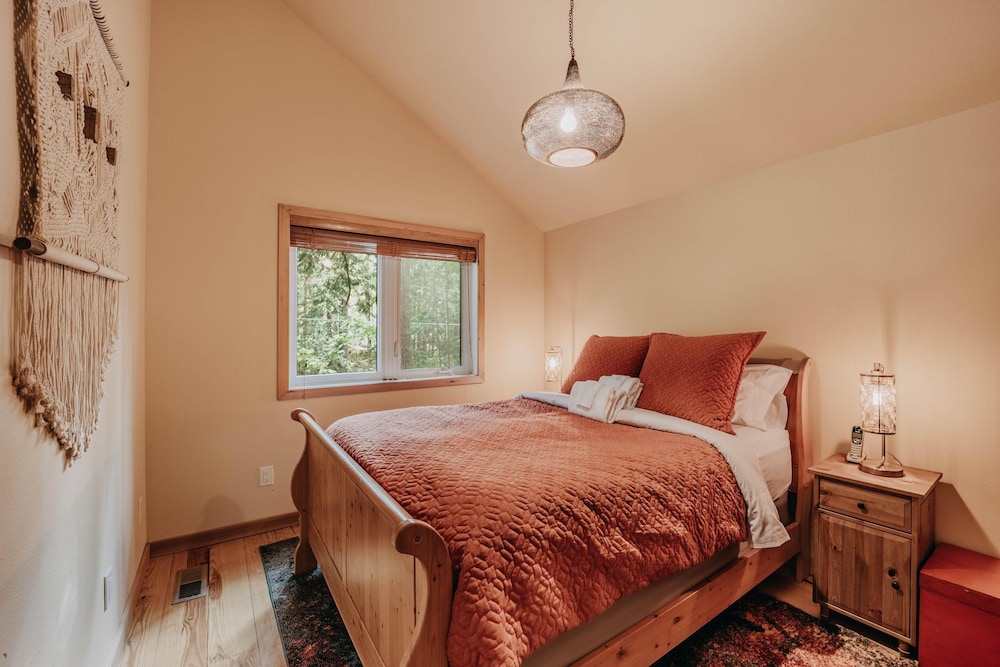 Mt Baker Lodging Cabin 40gs is a Classic NW Cabin