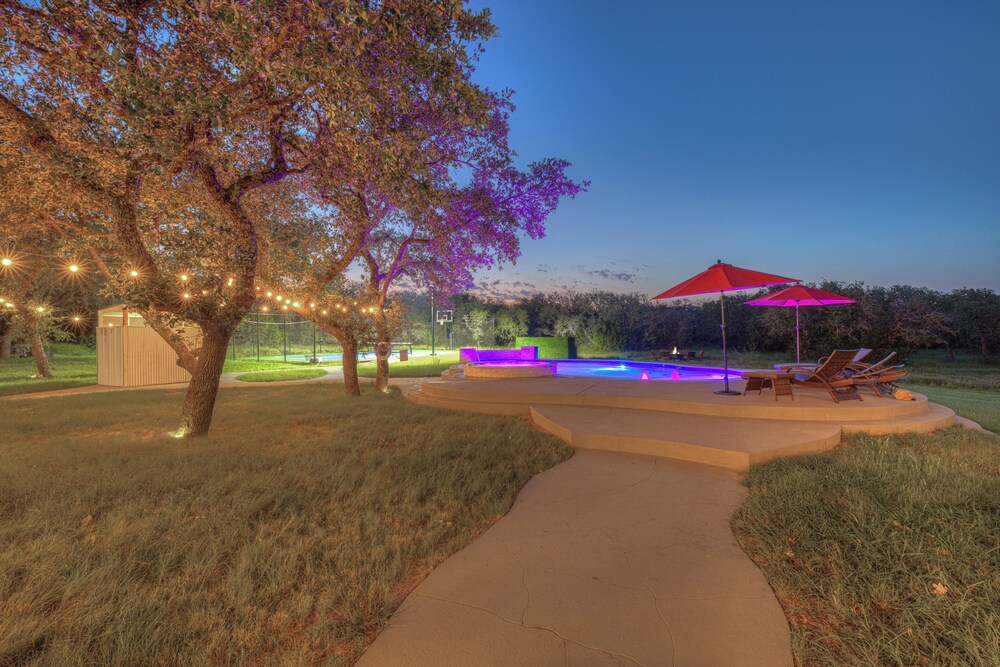 Oakridge Ranch: Pool + Hot-tub, Pickleball Court, Whiskey & Wine Room