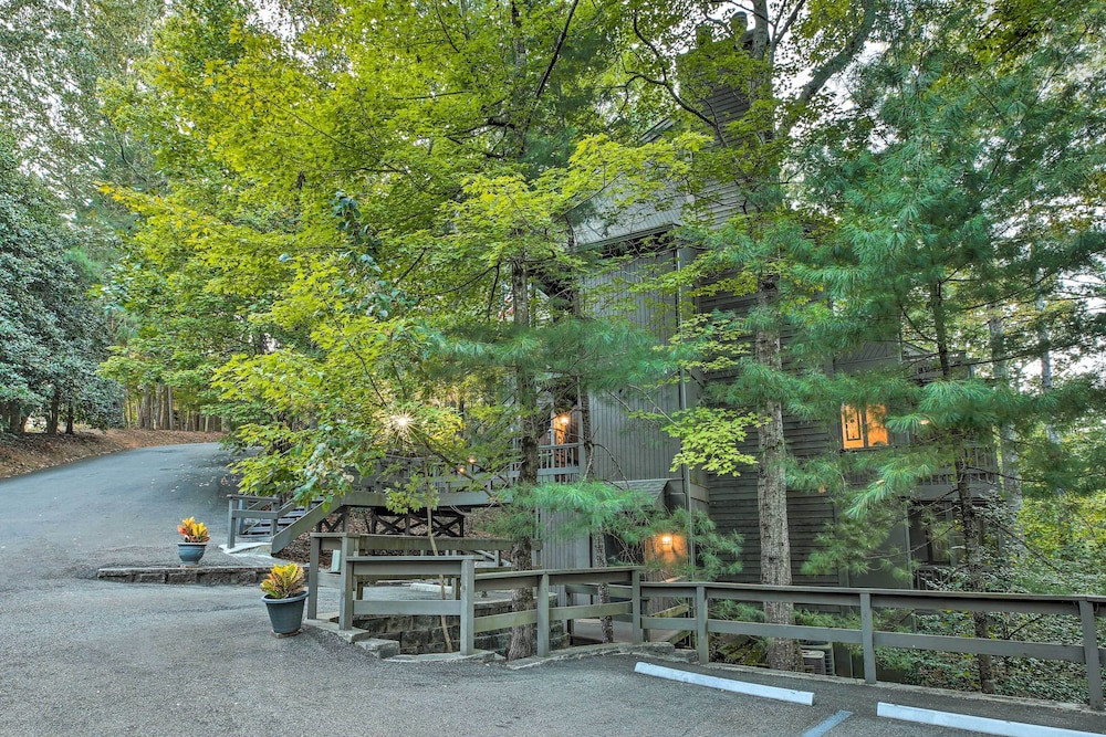 Big Canoe Condo w/ Lake & Golf Course Access! view 3