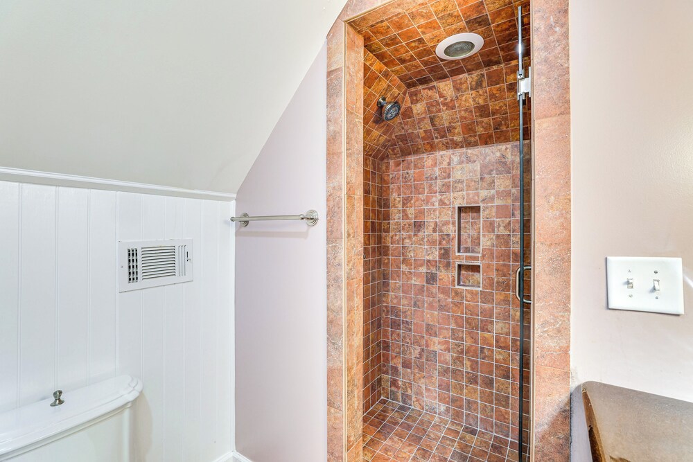 Pets Welcome, Golf Course View: Legend Oaks Home!