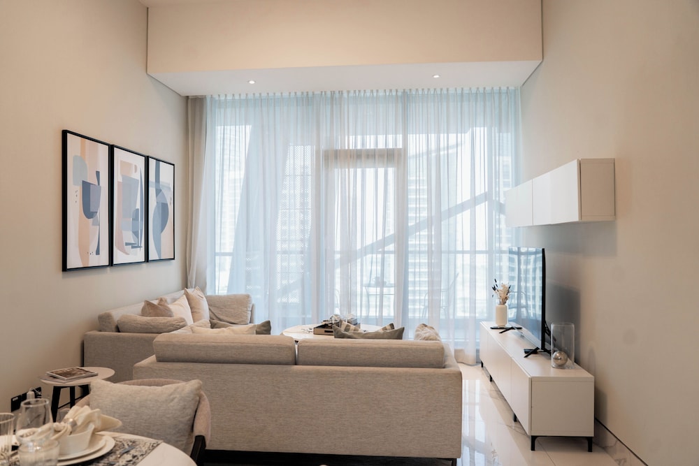 Cozy 1BR With Canal Views Full Amenities