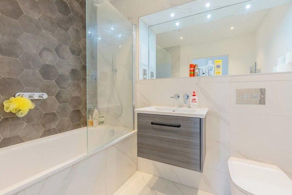 Stylish 2 Bed Flat in Battersea - Private Balcony