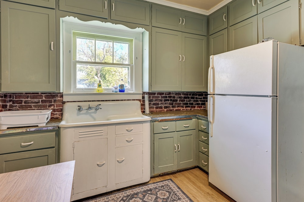 3 Mi to Dtwn Saginaw: Cozy Family Home w/ Yard!