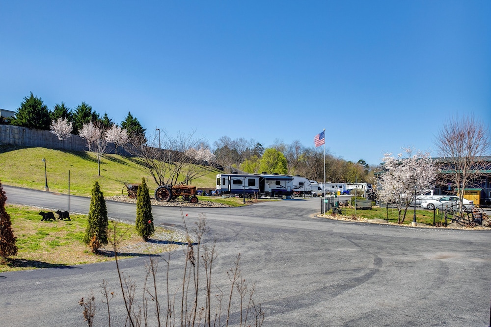 Fire Pit + Pool Access: Cozy Cabin in Sevierville!