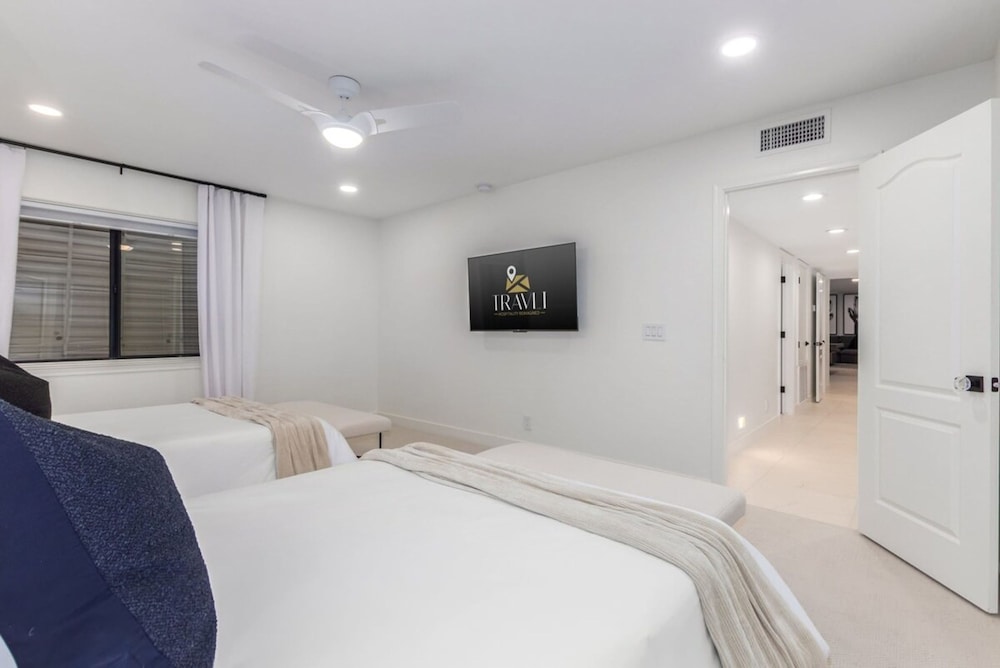 Anderson LUX Estate Private Bar Pool Sleeps 12