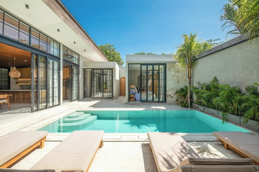 Stylish 5BR Boho Hideaway, 5 Minutes Bingin Beach