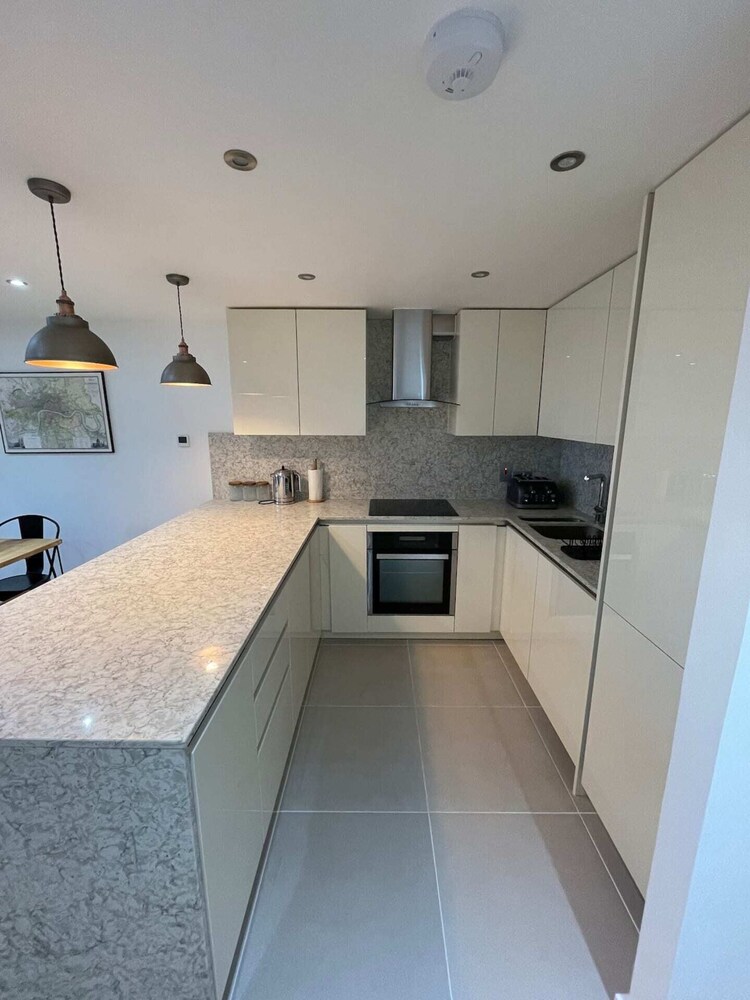 Stunning 3BD Maisonette W/balcony - Old Street!