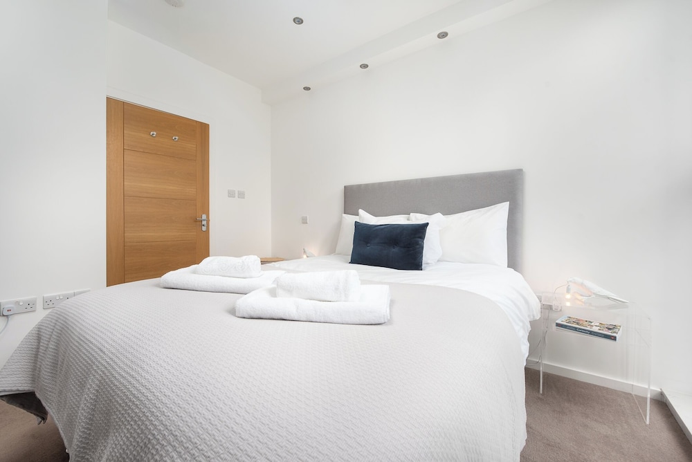 Modern Kingston Home Close to Hampton Court Palace by Underthedoormat view 5
