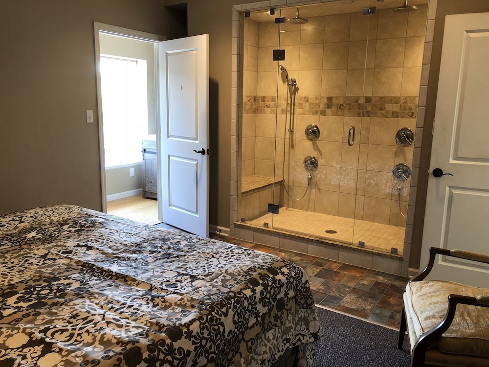 Bloomington Vacations - The Loft at Camelot - Property Image 1