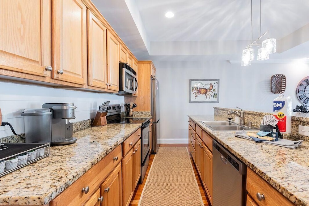 Pearl of the Promenade - Old Town Bluffton, SC 2 Bed Townhome in Prime Location
