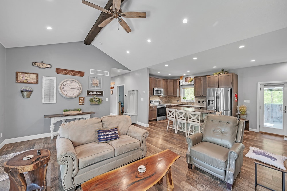 Lakeside Retreat With Hot Tub & Game Room 3 Bedroom Home