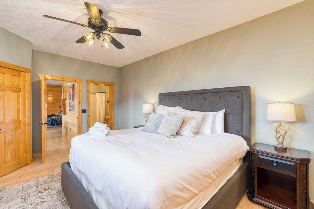 Pinnacle Chalet by Avantstay Luxury Cabin w/ Panoramic Views, Fireplace & Game Room
