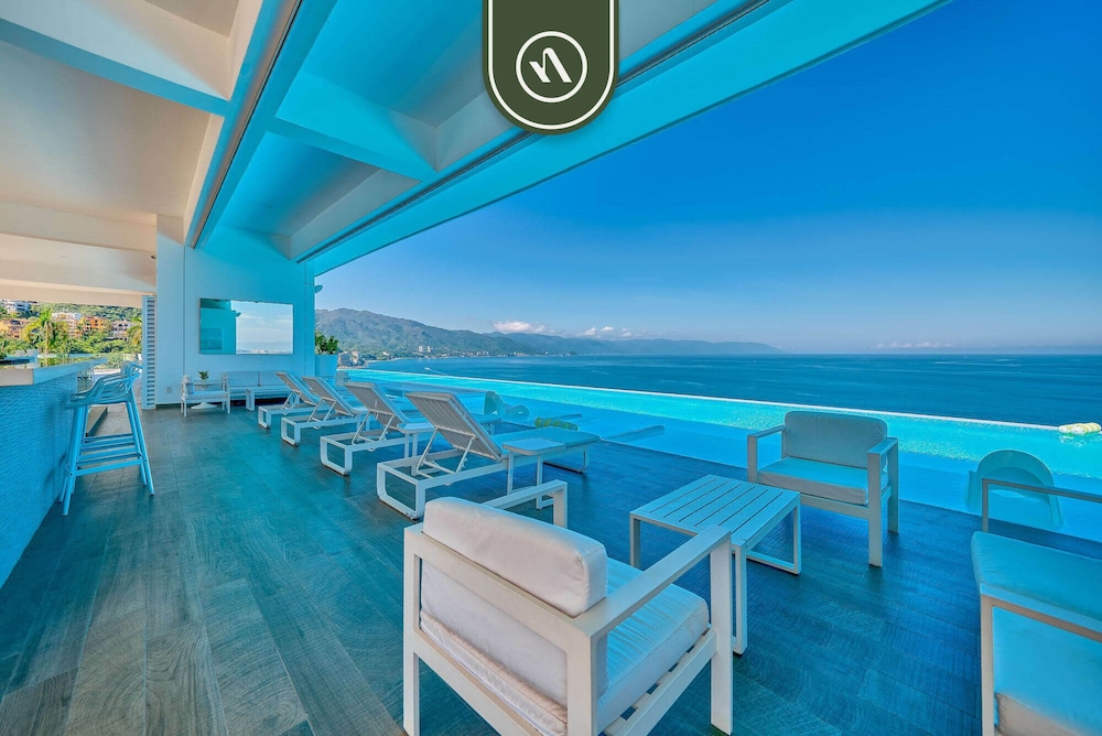 Luxurious 2 BR Condo - Oceanfront - Infinity Pools
