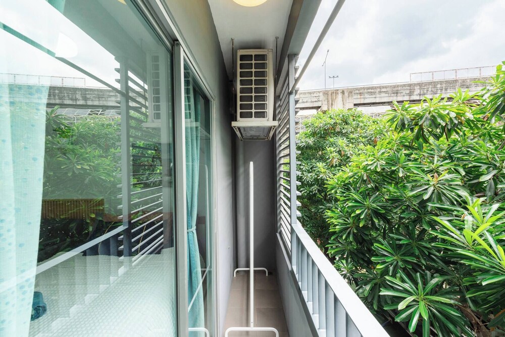 Modern Bangkok Apartment With Pool & Fitness