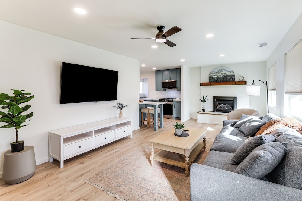 Near NAU & Dtwn! Kid-friendly Flagstaff Retreat