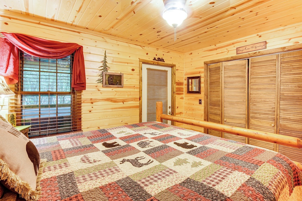 5 Mi to Unicoi State Park & Lake: Hot Tub Haven!