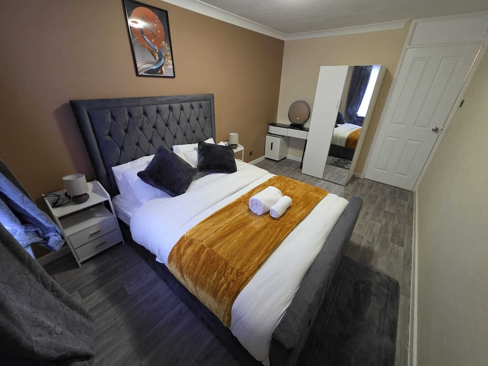 Charming 2 Bedroom Luxurious Home in Thamesmead South East London