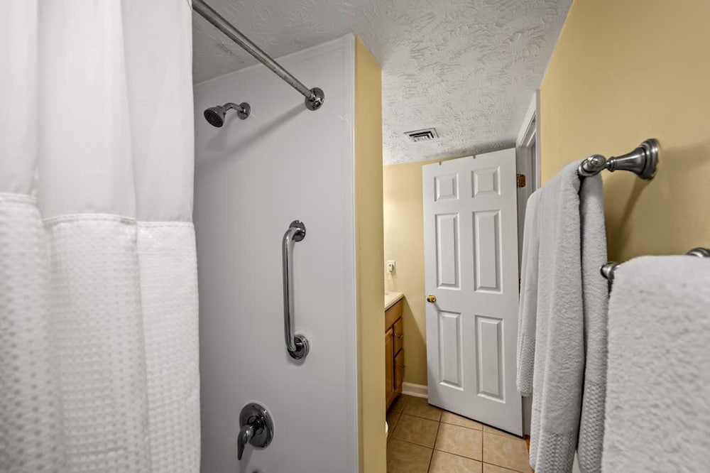 Hot Tub Heated Pool Mountain Views Sleeps 6