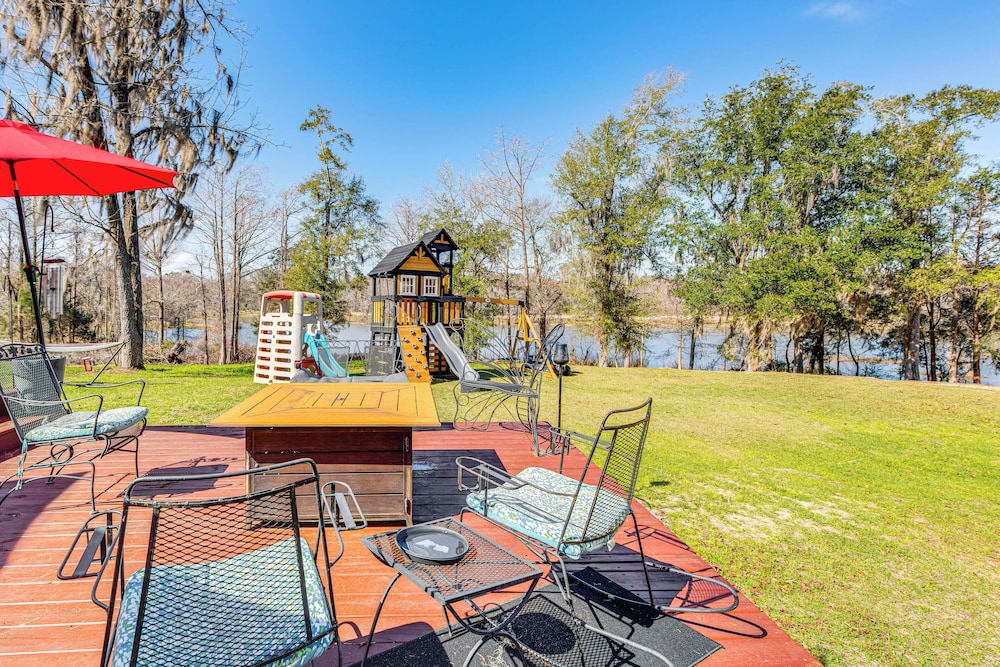 Lakefront Cabin in Brinson: Behind the Moon