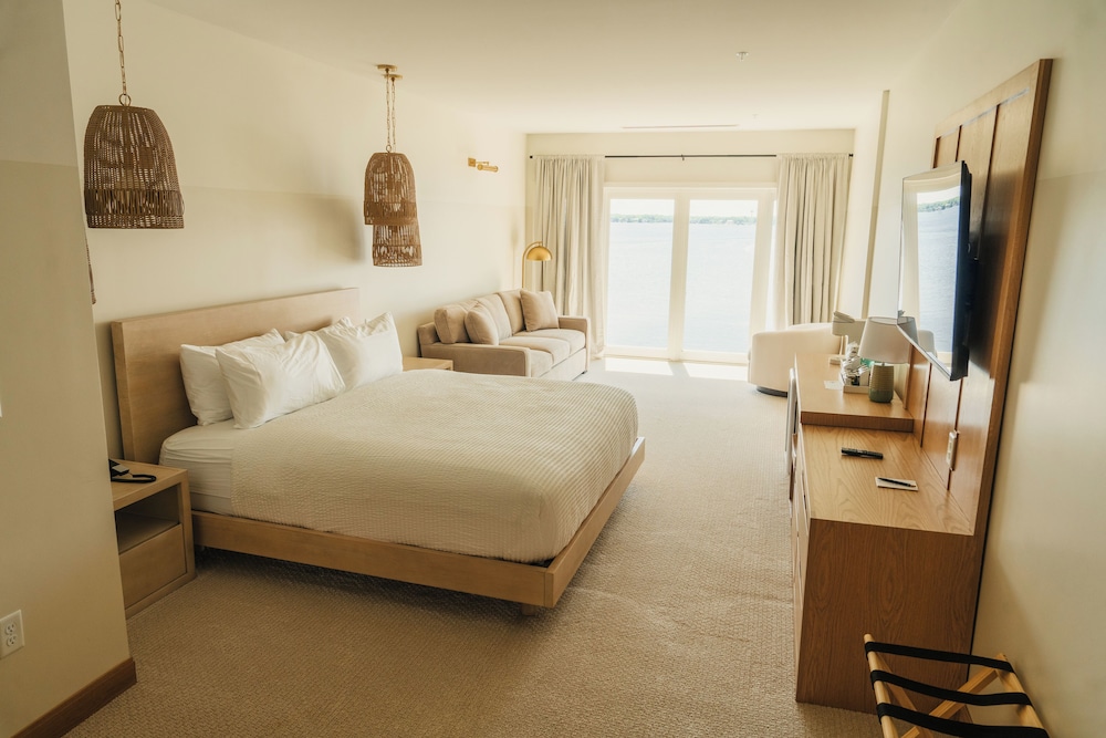 The Shoreline Hotel