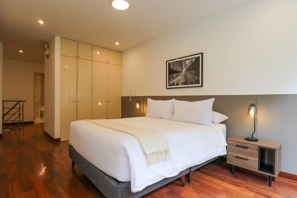 w Graceful 1BR With Balcony in Miraflores