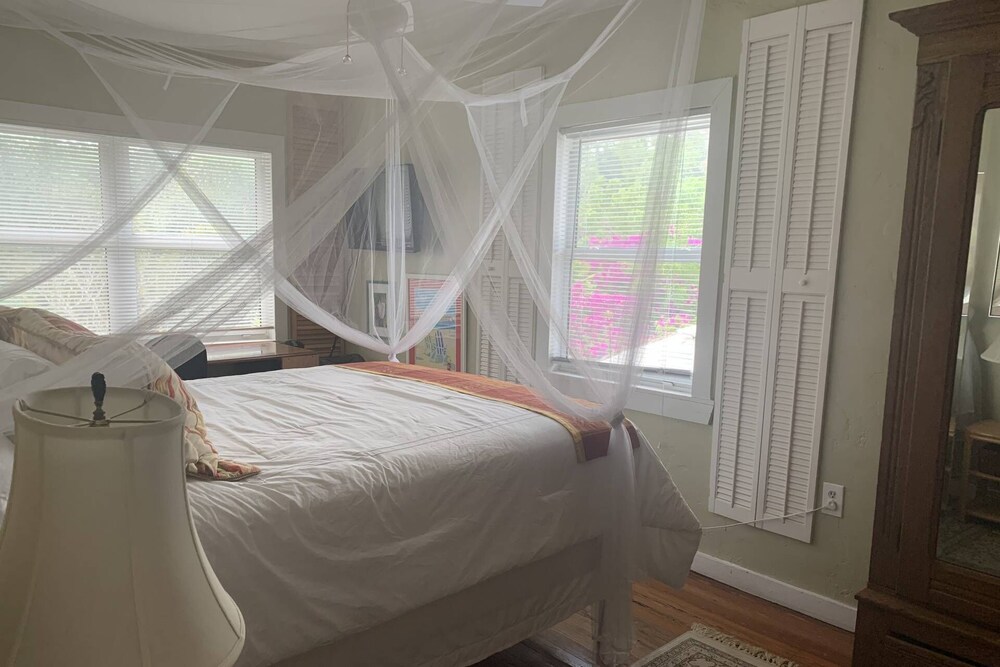 The Secret Garden Home Close to Beach, Shops, Restaurants, Pet Friendly, Close to Lucerne Ave! view 2