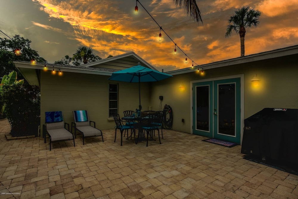 Moonmist Gorgeously Renovated Courtyard view 4