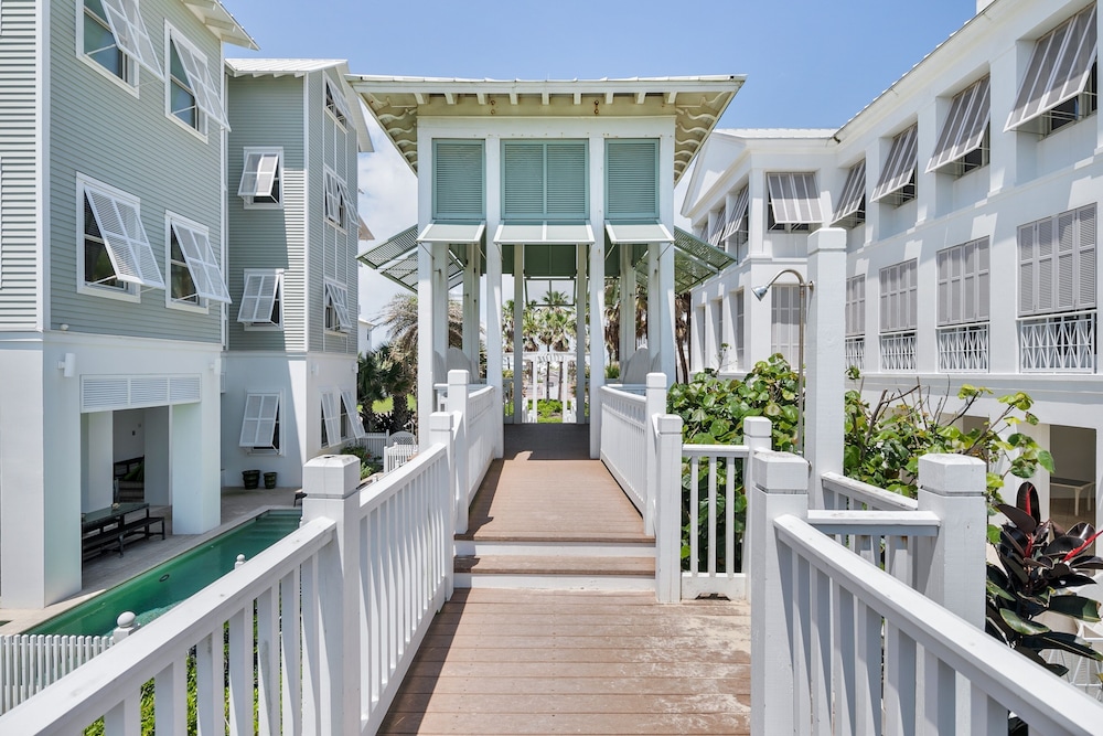 Palm House - Private Beachfront House 3 Bedroom Home by RedAwning