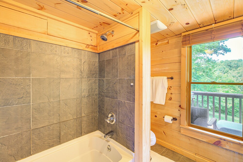 Blue Ridge Mtns Retreat w/ Views, 1 Mi to Parkway!