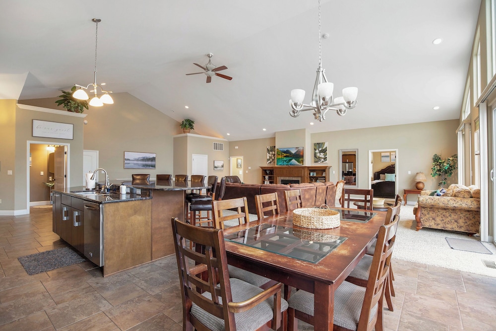 Huge! Sleeps 30-kayaks, Pedal Boat & Paddle Boards