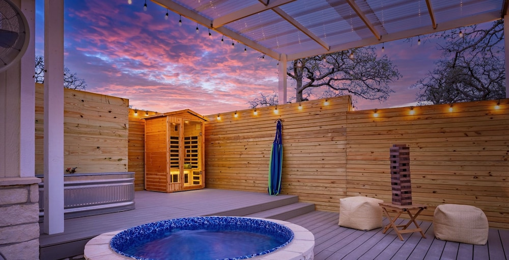 Secluded Luxury Couples cabin Sauna Pool