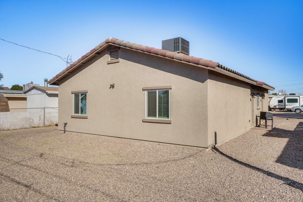 3 Mi to Tucson Mall: Home w/ Large Outdoor Space!