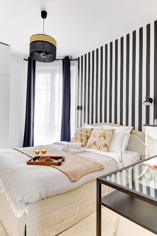 Chic 1BR by Eiffel Tower & Champ de Mars