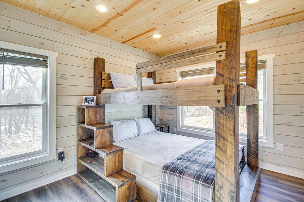Hot Tub & Movie Room: Updated Cabin in Ellijay!