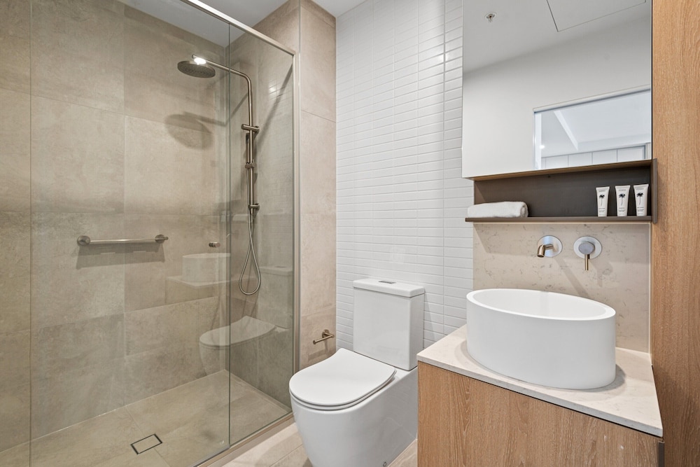 Stunning 1-bed With City Views and Amenities