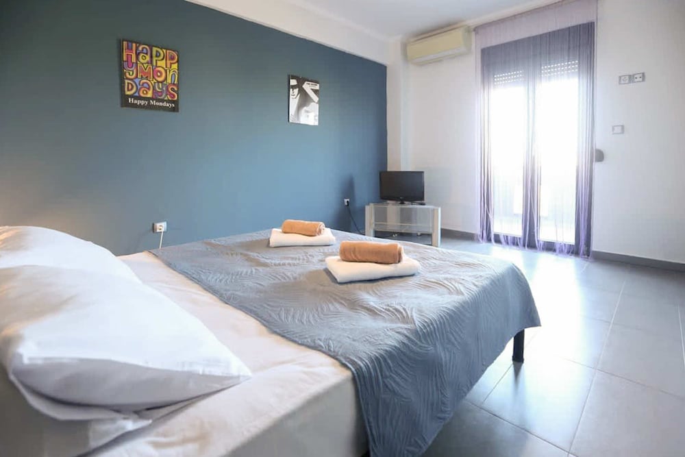 Villa Erytha - Serene Retreat With Views Garden
