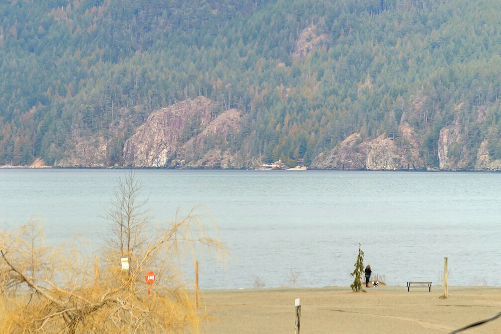 Harmony Haven 2BR Lakefront Suite